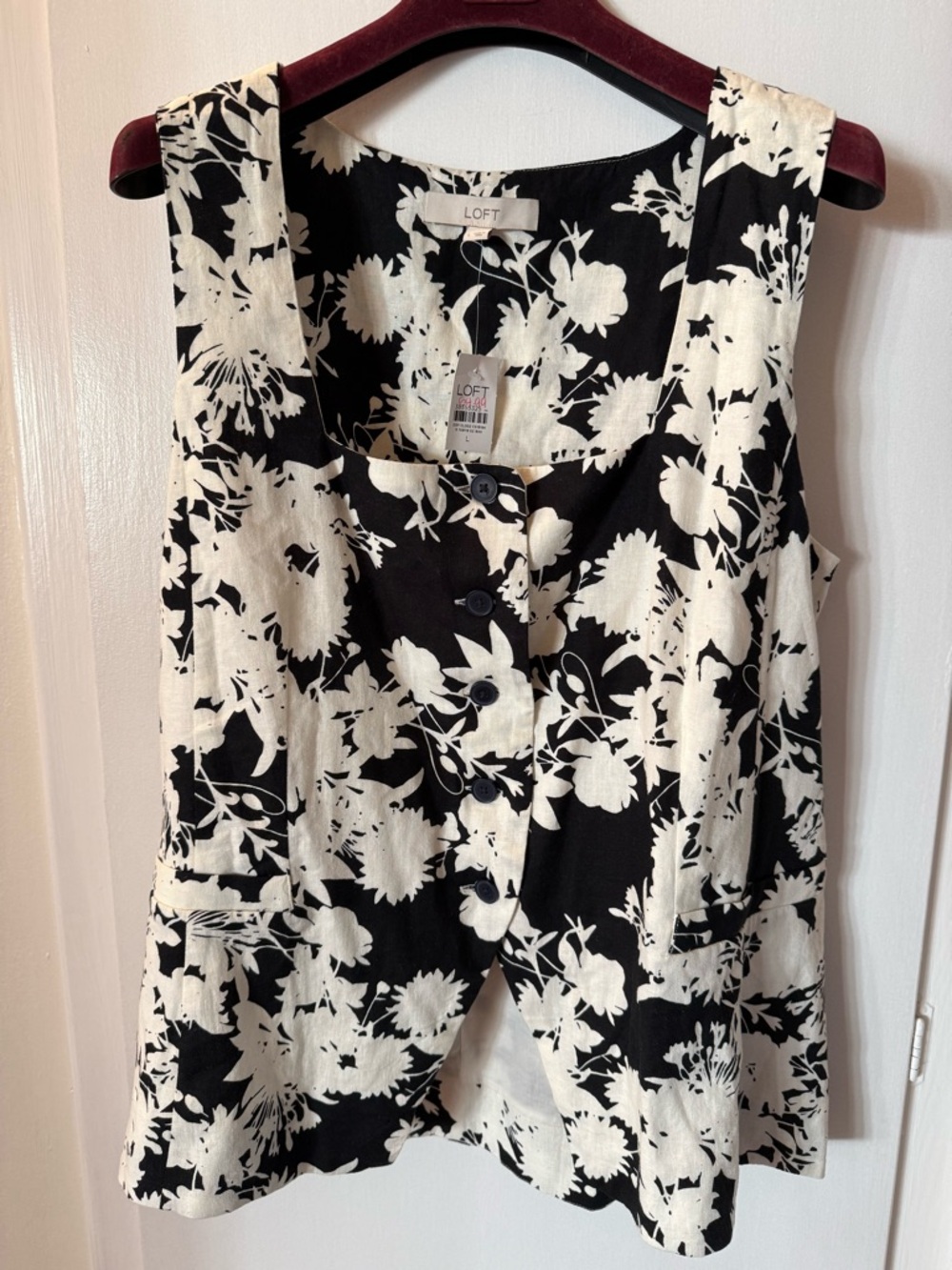 NWT - LOFT Black and White Floral Button-Front Sleeveless Top